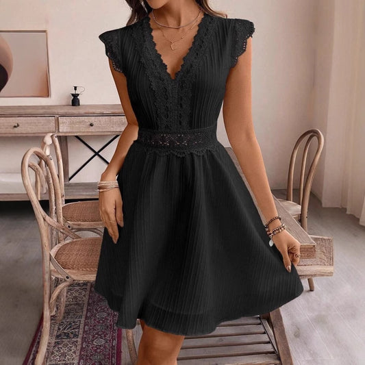 Robe de loisirs à manches courtes avec taille cintrée et encolure en V ajourée