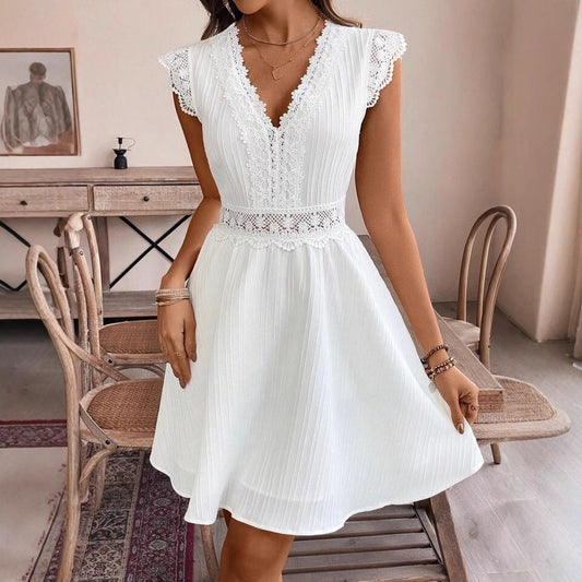 Robe de loisirs à manches courtes avec taille cintrée et encolure en V ajourée