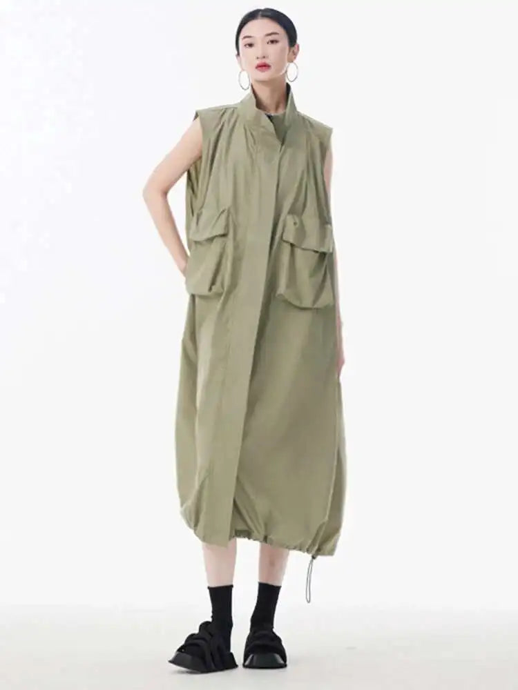 [EAM] Women Green Pocket Hem Drawstring Big Size Vest Dress New Stand Collar Sleeveless Fashion Tide Spring Autumn 2025 1DJ0147