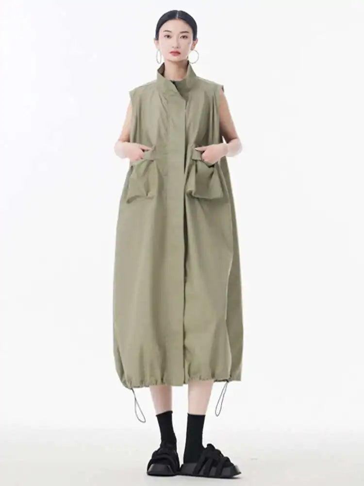 [EAM] Women Green Pocket Hem Drawstring Big Size Vest Dress New Stand Collar Sleeveless Fashion Tide Spring Autumn 2025 1DJ0147