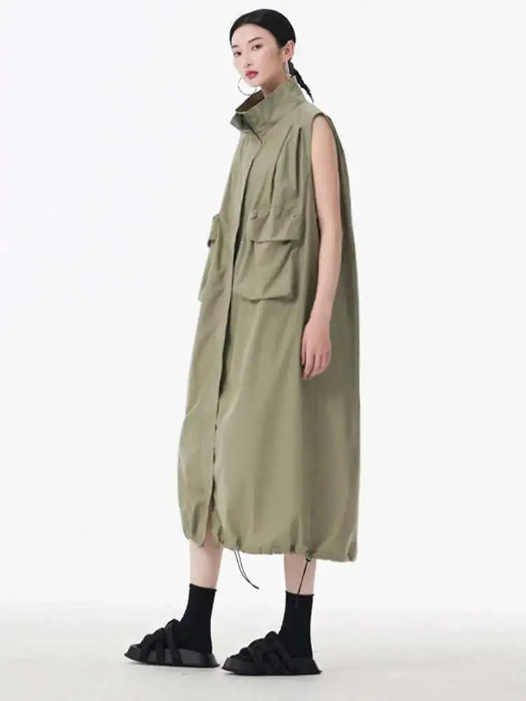 [EAM] Women Green Pocket Hem Drawstring Big Size Vest Dress New Stand Collar Sleeveless Fashion Tide Spring Autumn 2025 1DJ0147