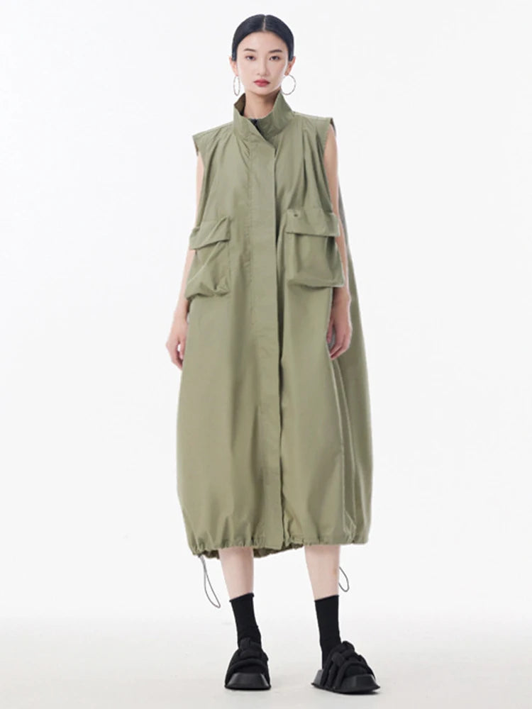 [EAM] Women Green Pocket Hem Drawstring Big Size Vest Dress New Stand Collar Sleeveless Fashion Tide Spring Autumn 2025 1DJ0147