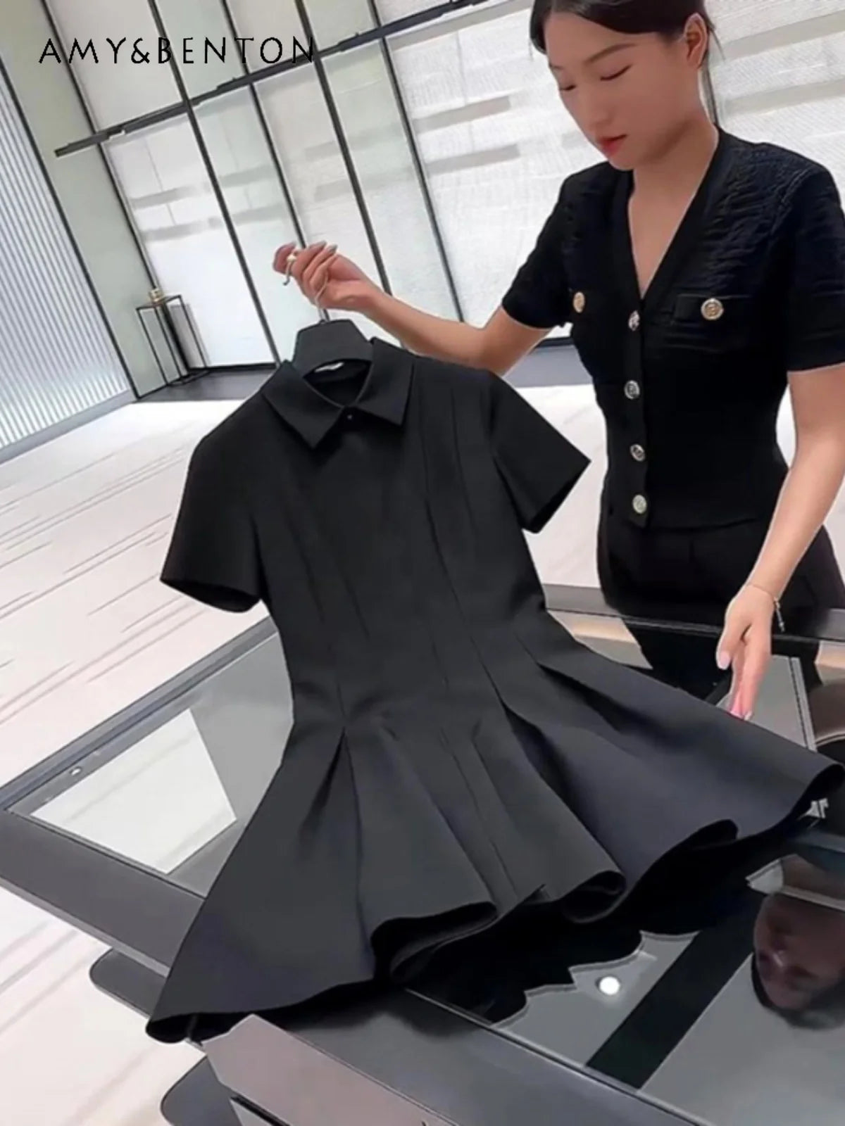 French Temperament Chic Hepburn Style Socialite Black Polo Collar Short-sleeved Dress Summer New Commuter Style Slim Mini Dress