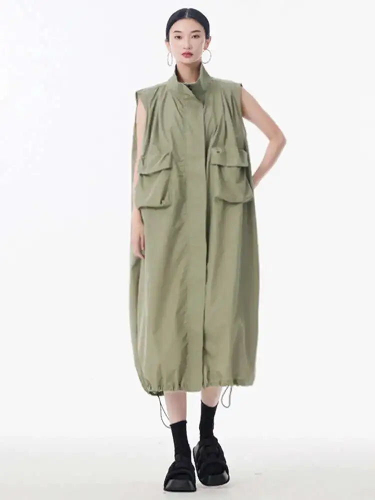 [EAM] Women Green Pocket Hem Drawstring Big Size Vest Dress New Stand Collar Sleeveless Fashion Tide Spring Autumn 2025 1DJ0147